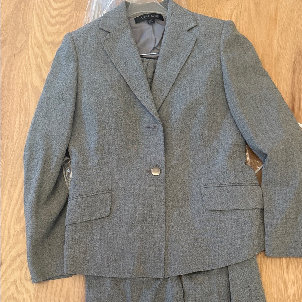 Anne Klein light gray Suit